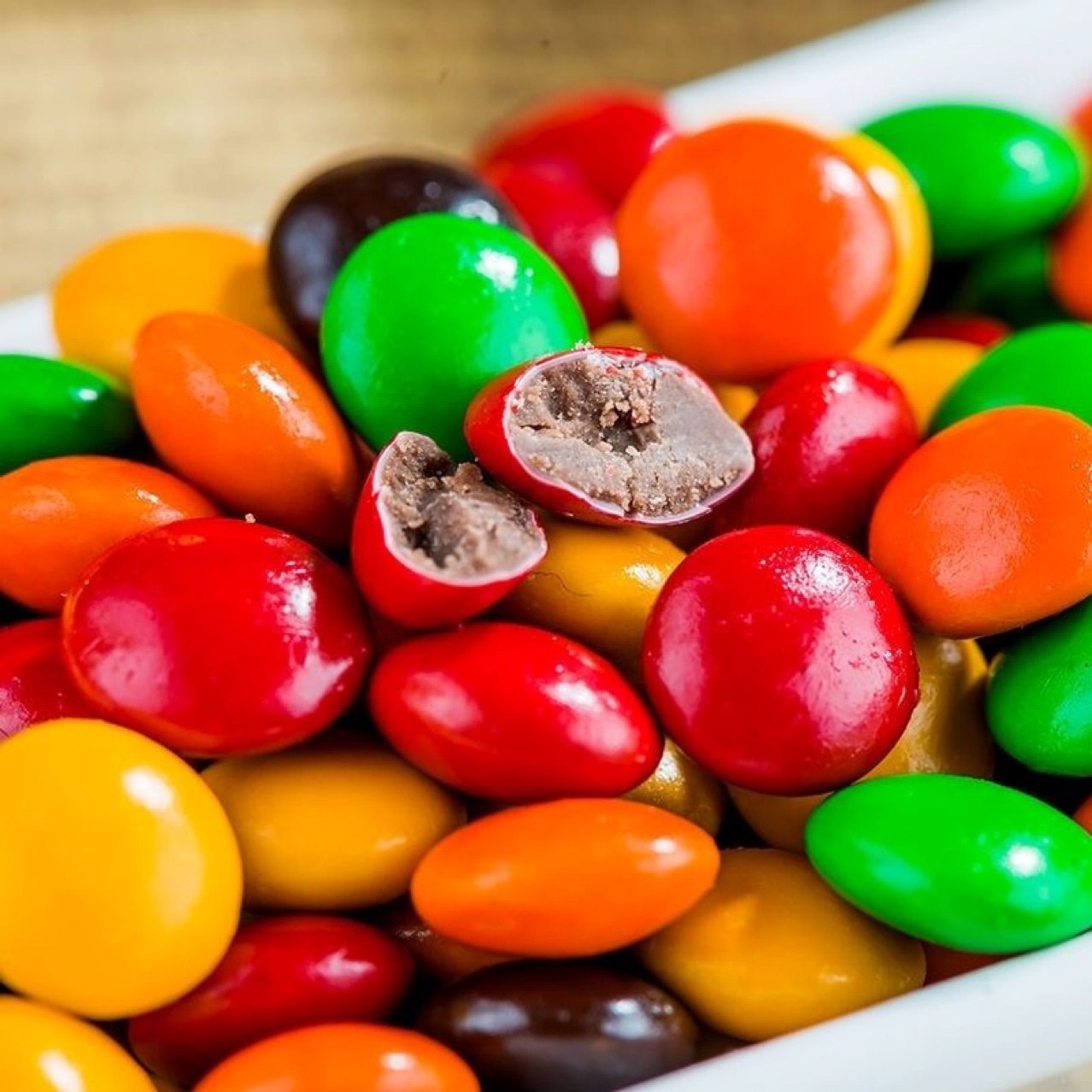 彩虹糖巧克力豆批发多果味小吃零食糖果礼包随身携带水果口味儿童