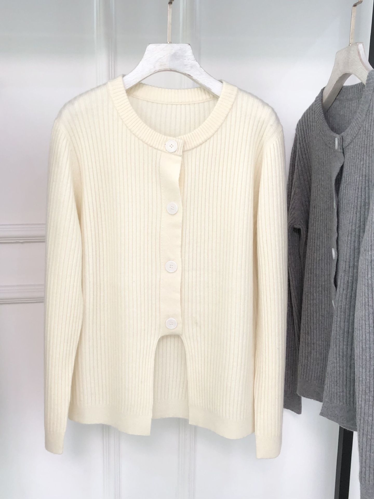 欧洲站秋冬新款圆领修身设计感错位纽扣门襟全羊绒针织开衫毛衣女