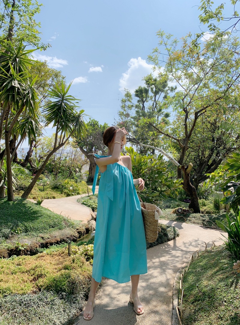 夏季旅游穿搭沙滩裙超仙气质绑带露背纯色长裙三亚海边度假连衣裙