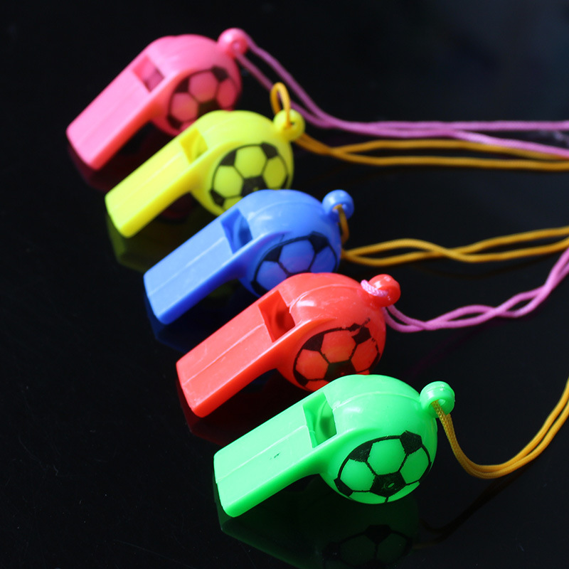 儿童卡通口哨彩色发声音玩具哨子地推礼品环保彩色塑料带绳玩具