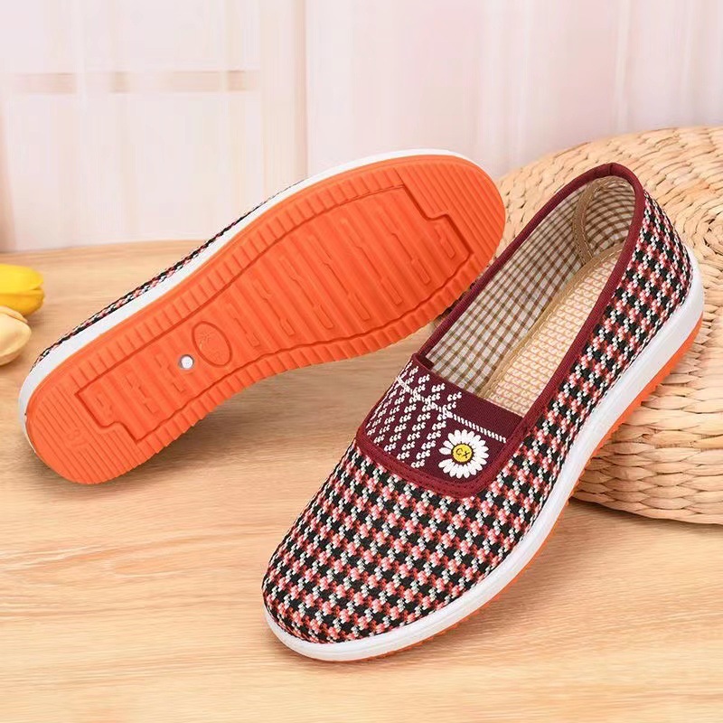 Spring and Summer New Old Beijing Cloth Shoes Women's Middle-Aged and Elderly Granny Shoes Soft Bottom Comfortable Non-Slip Breathable Mom Flat Shoes