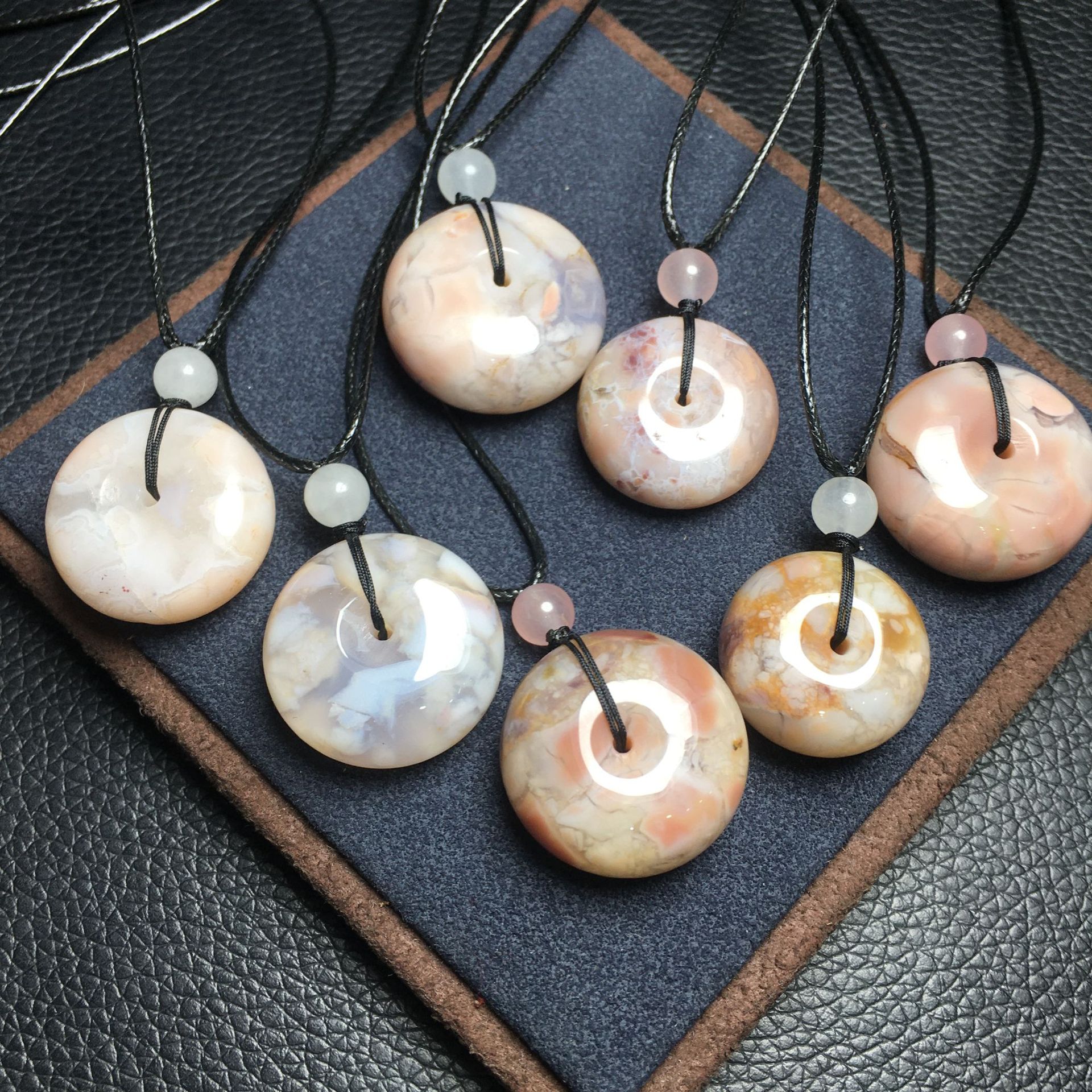 天然珊瑚玉平安扣吊坠,搭配皮绳,男女老少同款,保平安,可跨境