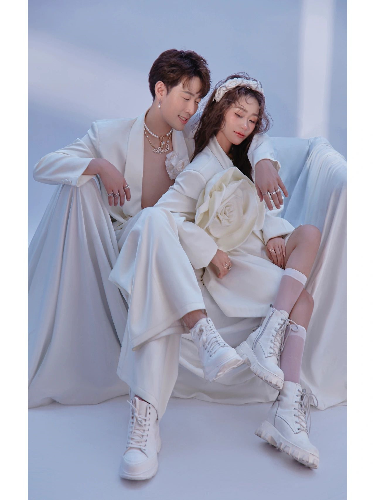 影楼摄影情侣西装主题大花网红杂志风宽版套装时尚新潮写真艺术照