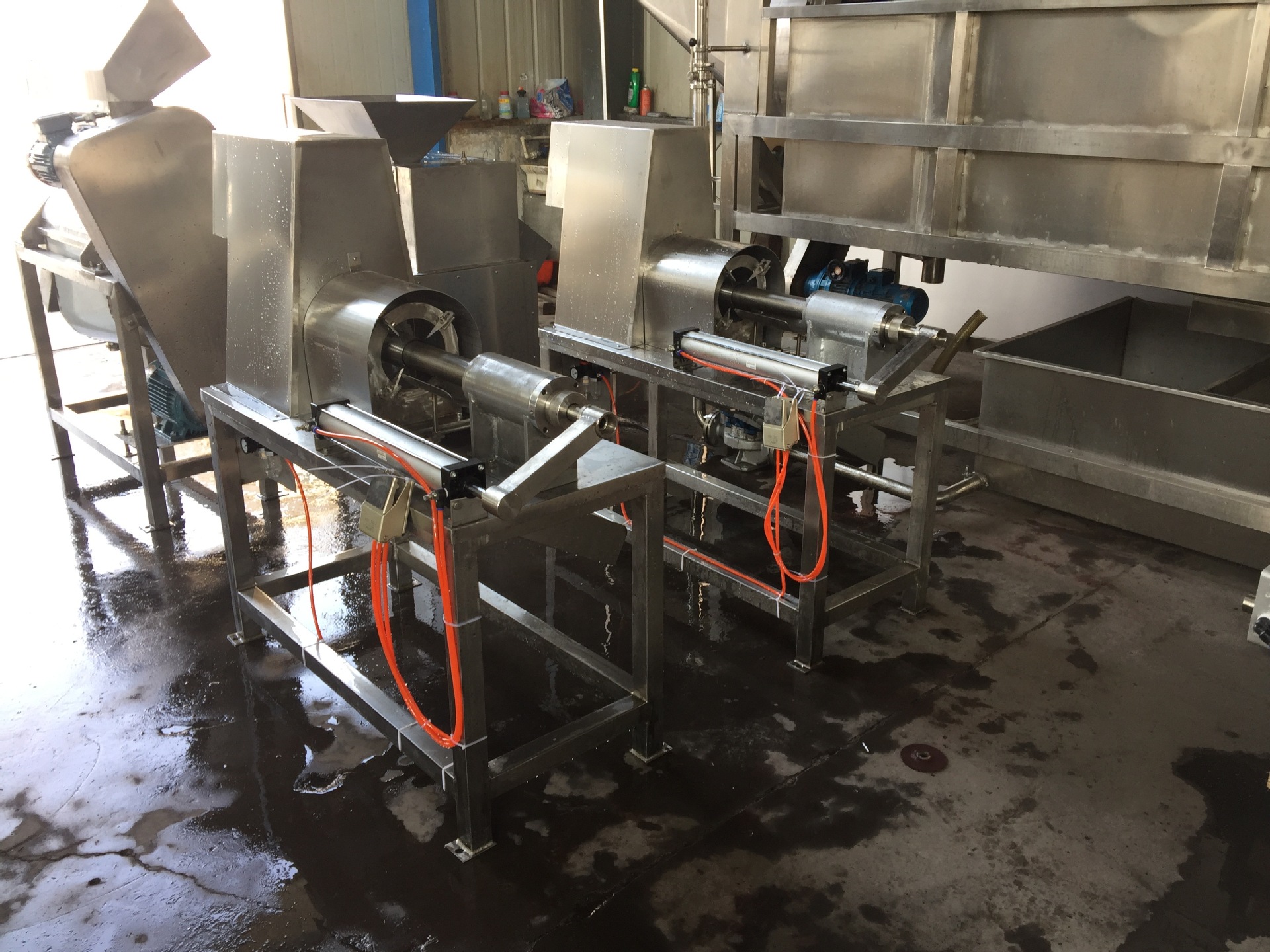 菠萝削皮机 凤梨削皮机 菠萝削皮去芯机 削皮去核果汁一体机设备