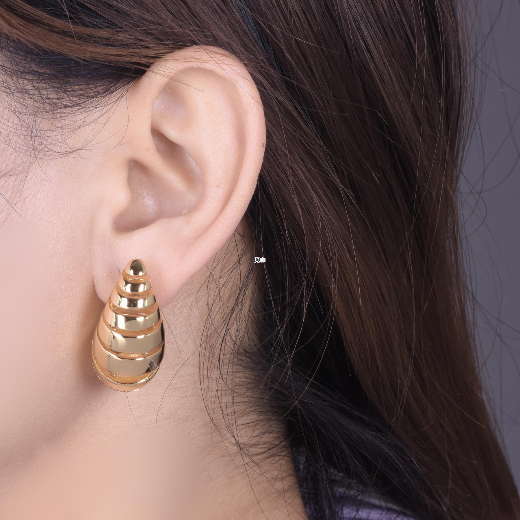 铜镀18k真金欧美简约金属镂空水滴球耳钉气质小众设计高级感耳饰