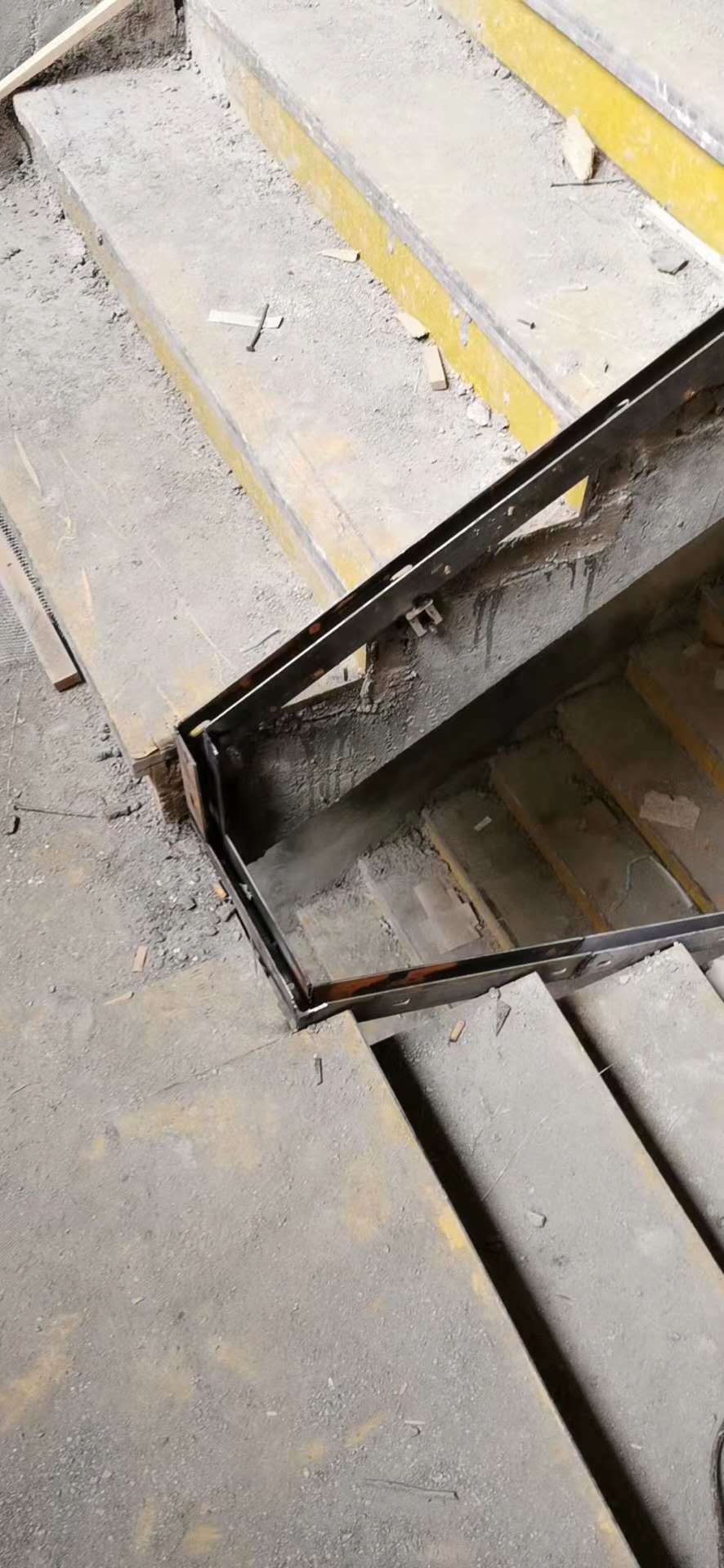 玻璃楼梯扶手护栏现代轻奢简约扶手实木卡槽 u型钢槽预埋件 地槽