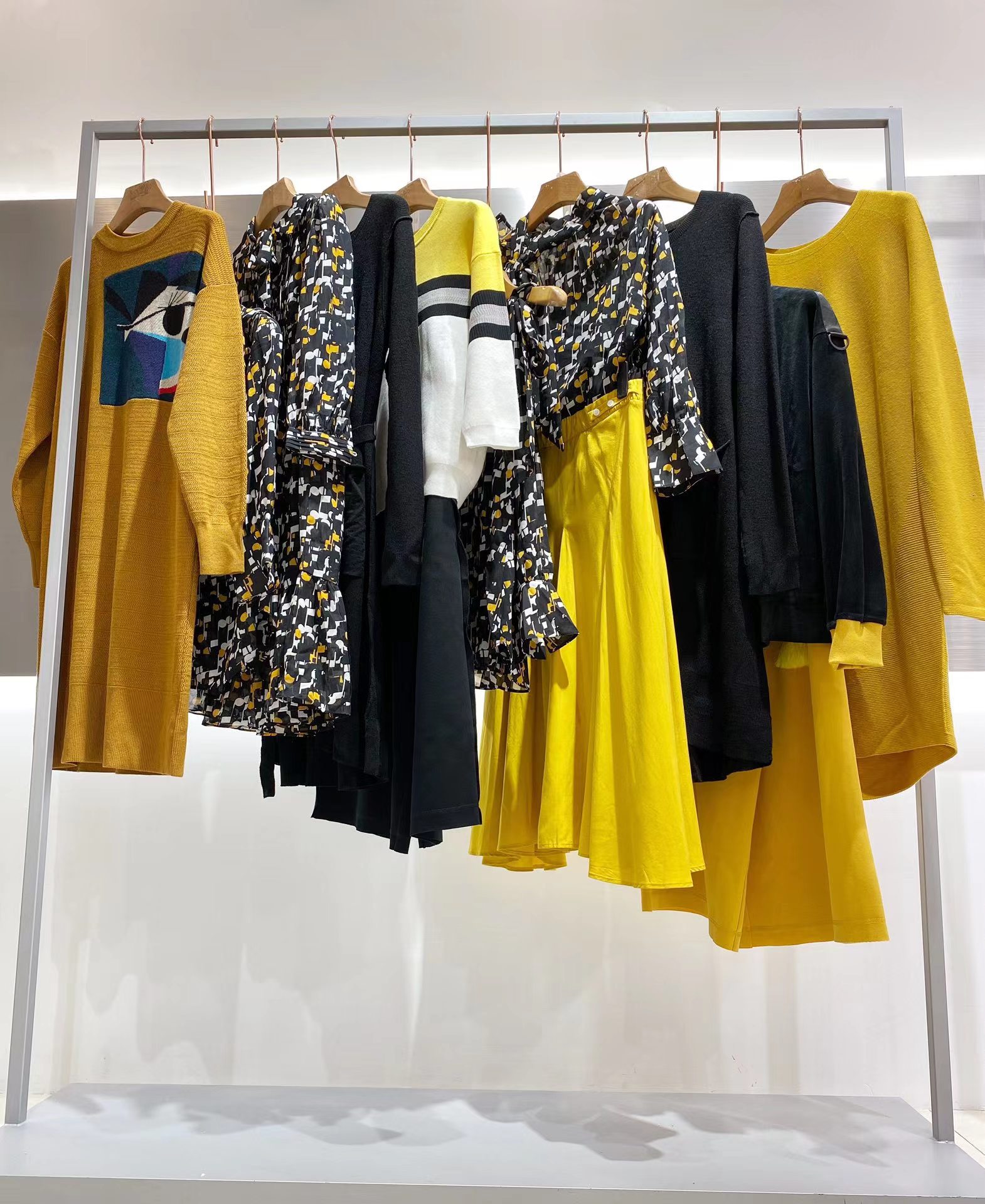 播牌22春夏品牌折扣女装尾货货源大牌正品清仓一手货源-阿里巴巴