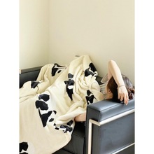 现代简约风针织爆款卡通熊猫毯四季通用保暖空调牛奶绒盖毯午睡毯