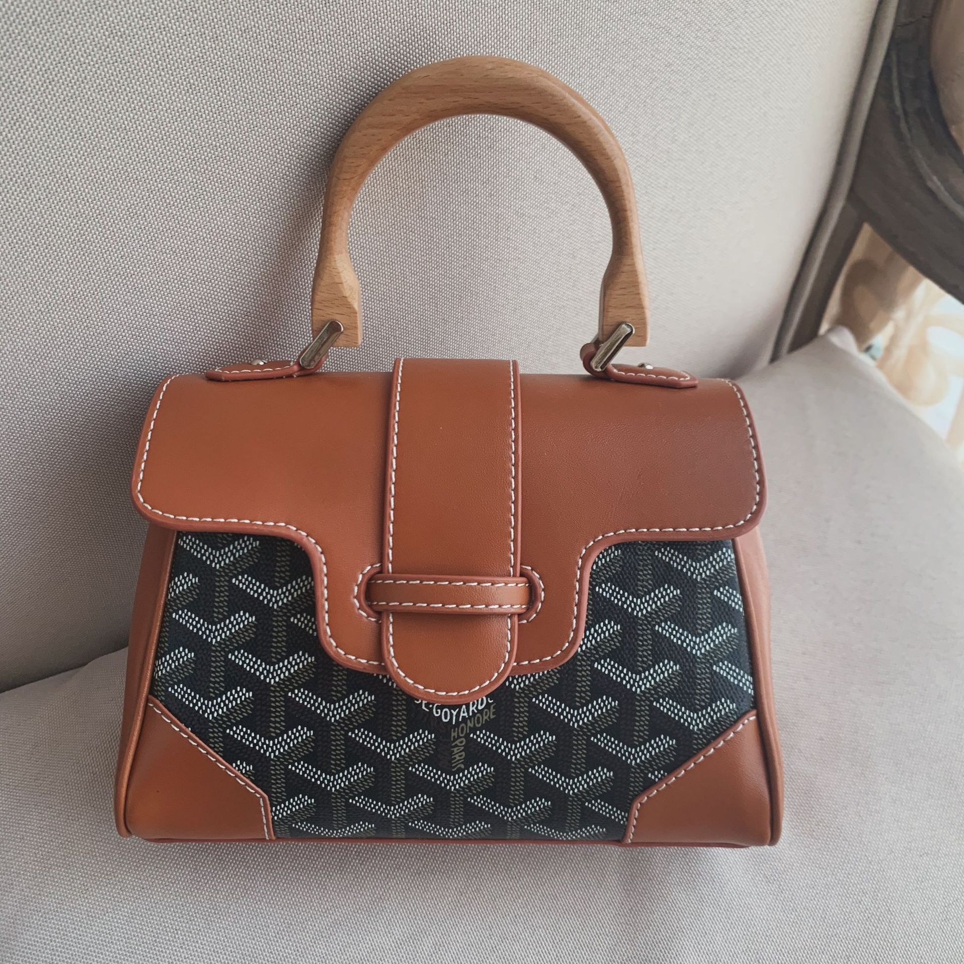 2022冬季新款真皮休闲韩版风范时尚单肩狗牙斜跨木头手提拎西贡包