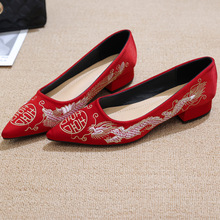 中式红色婚鞋女粗跟2022年新款尖头低跟孕妇新娘鞋龙凤绣花秀禾鞋