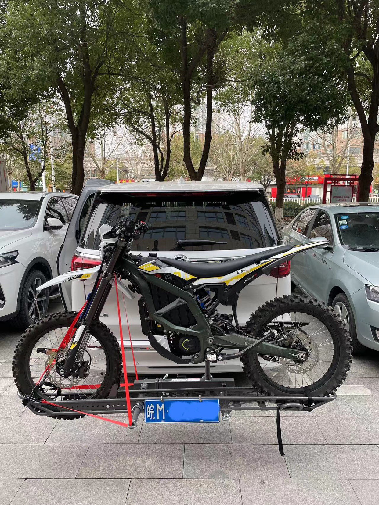 轻蜂背车架,极蜂背车架,越野摩托车背车架,汽车后挂摩托车拖架