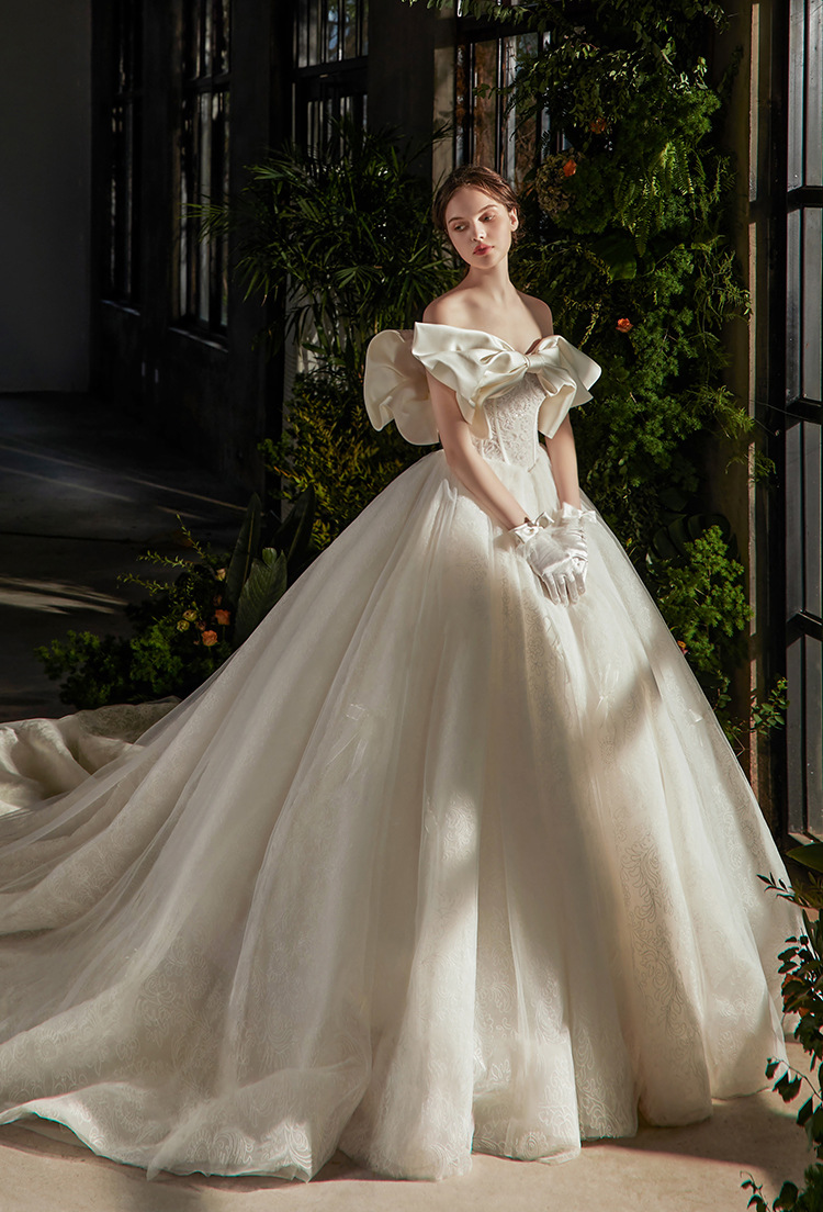 重工主婚纱2022一字肩礼服赫本宫廷风蝴蝶结拖尾结婚新娘缎面婚纱