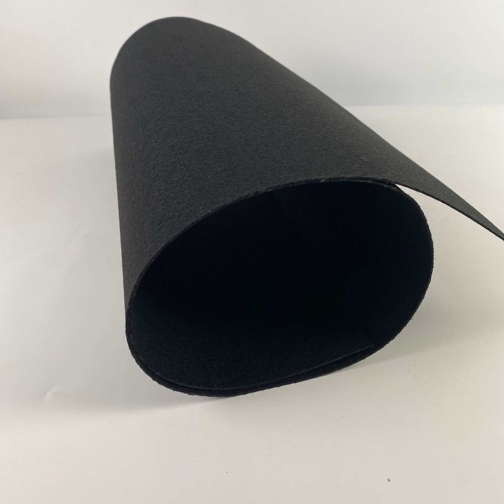 厂家生产汽车内饰后备箱毛毡布脚垫 防尘毛毡黑色背胶烧毛卷材