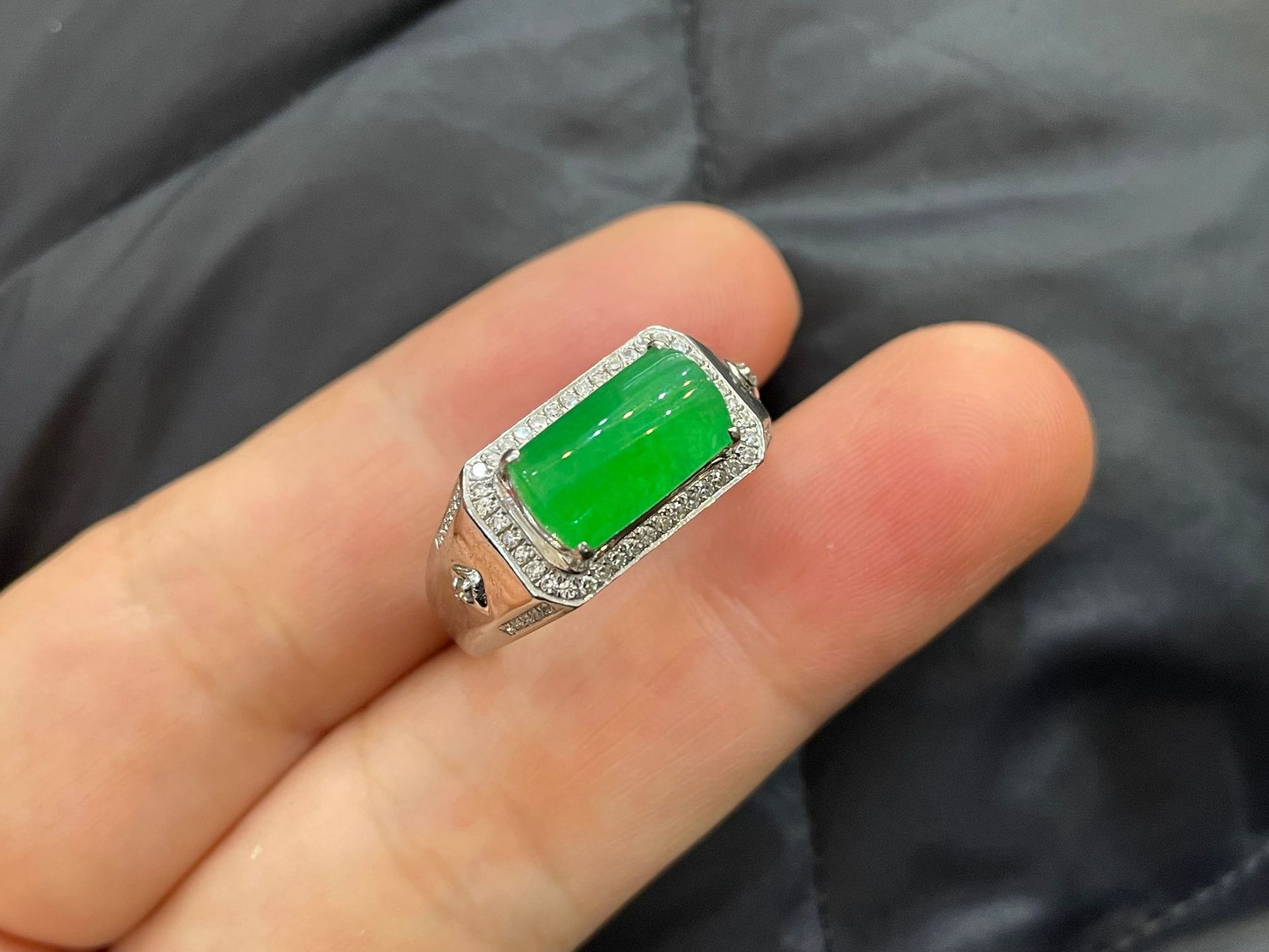 缅甸高冰种阳绿翡翠马鞍戒指 真品18k金镶天然翡翠男士戒指