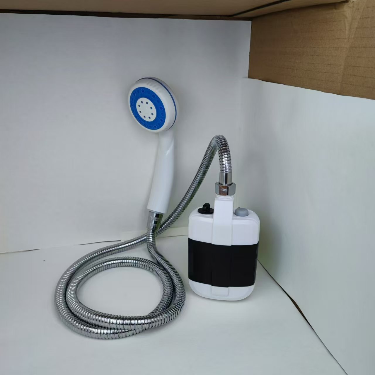 户外淋浴器带电机出口岛国水资源丰富的国家野外生活充电锂电池