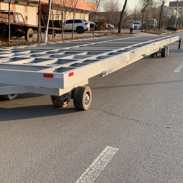 港口码头物资行李运输拖车重型货物转向牵引车白色快递物流自卸车