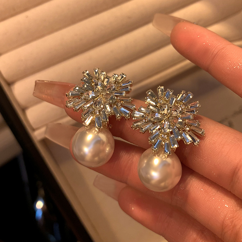 Retro Exquisite Full Diamond Snowflake Pearl Earrings for Women Special-Interest Design High-Grade Earrings Temperament Personality Affordable Luxury Earrings