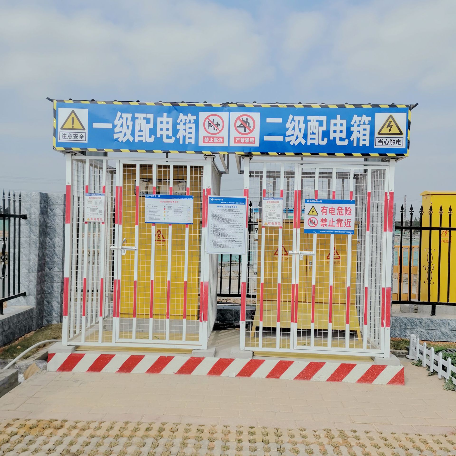 工地电箱防护棚 配彩钢瓦飘顶防雨质量保证 安全隔离防护围栏厂家