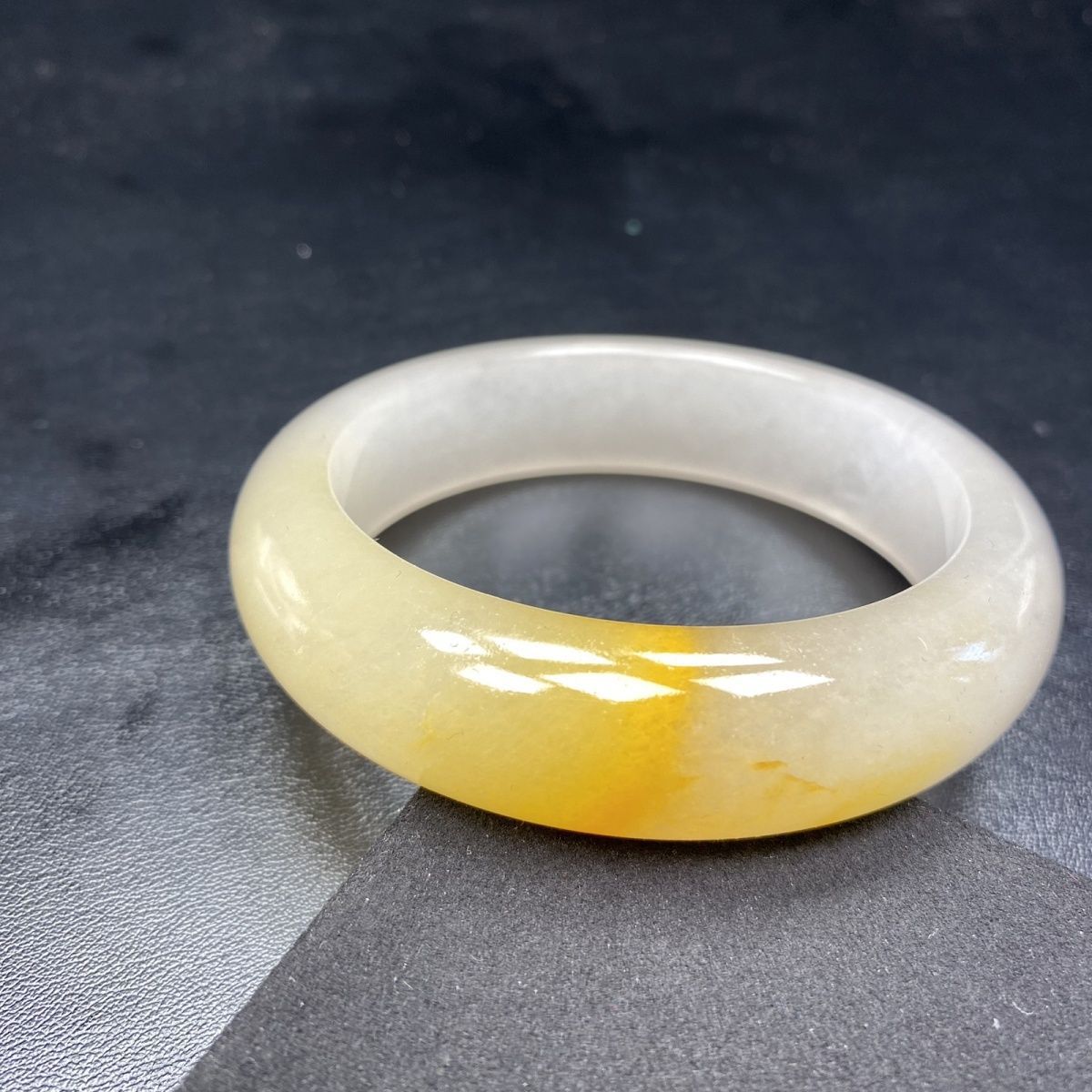 黄龙玉手镯天然a货玉质细腻色融于水颜色灵动时尚精美水润大方