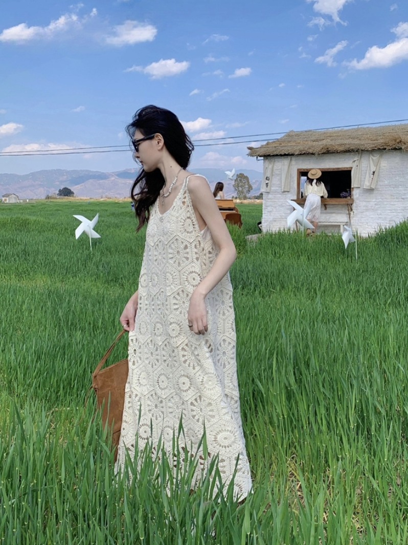 法式钩花镂空针织吊带连衣裙女夏宽松叠穿罩裙海边度假无袖背心裙