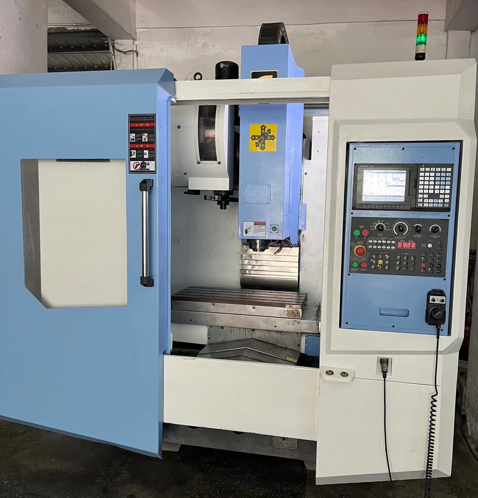 转让台湾晁群二手加工中心v-7三线轨cnc加工中心三菱m70系统