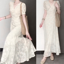 新中式白色v领碎花连衣裙子女夏季 2024新款高端精致气质收腰长裙