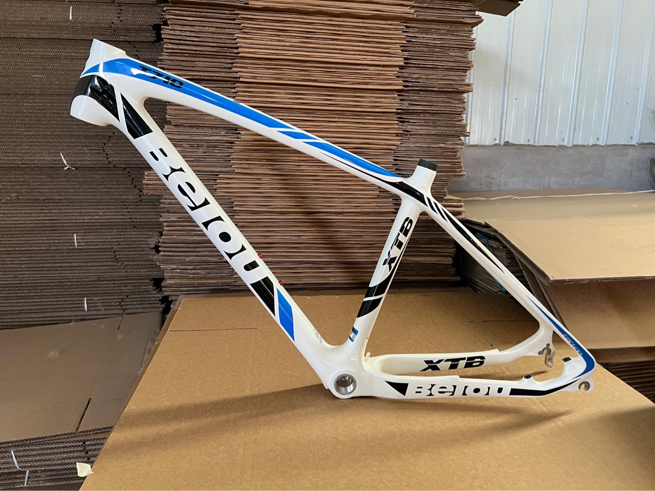 碳纤维山地车贝欧车架架26寸17高锥管,白蓝色螺纹中轴31.6口径