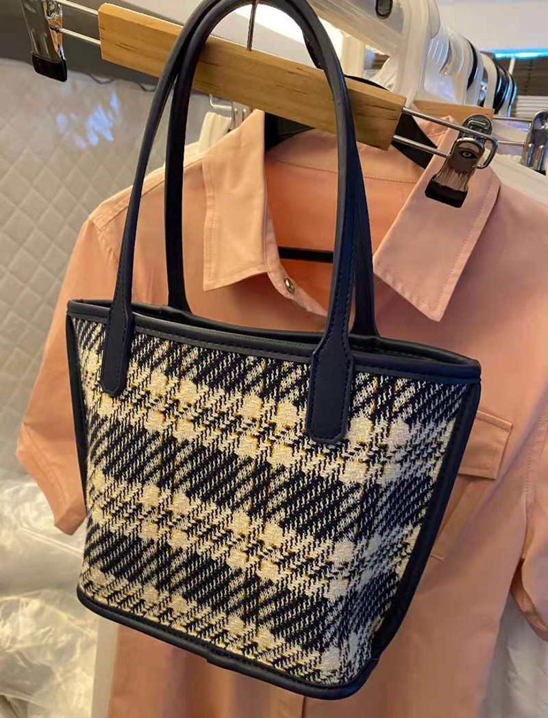 2023 New Plaid Handbag Original Design Niche Handbag Women's Small Bag Vegetable Basket Casual Bag Tote Bag