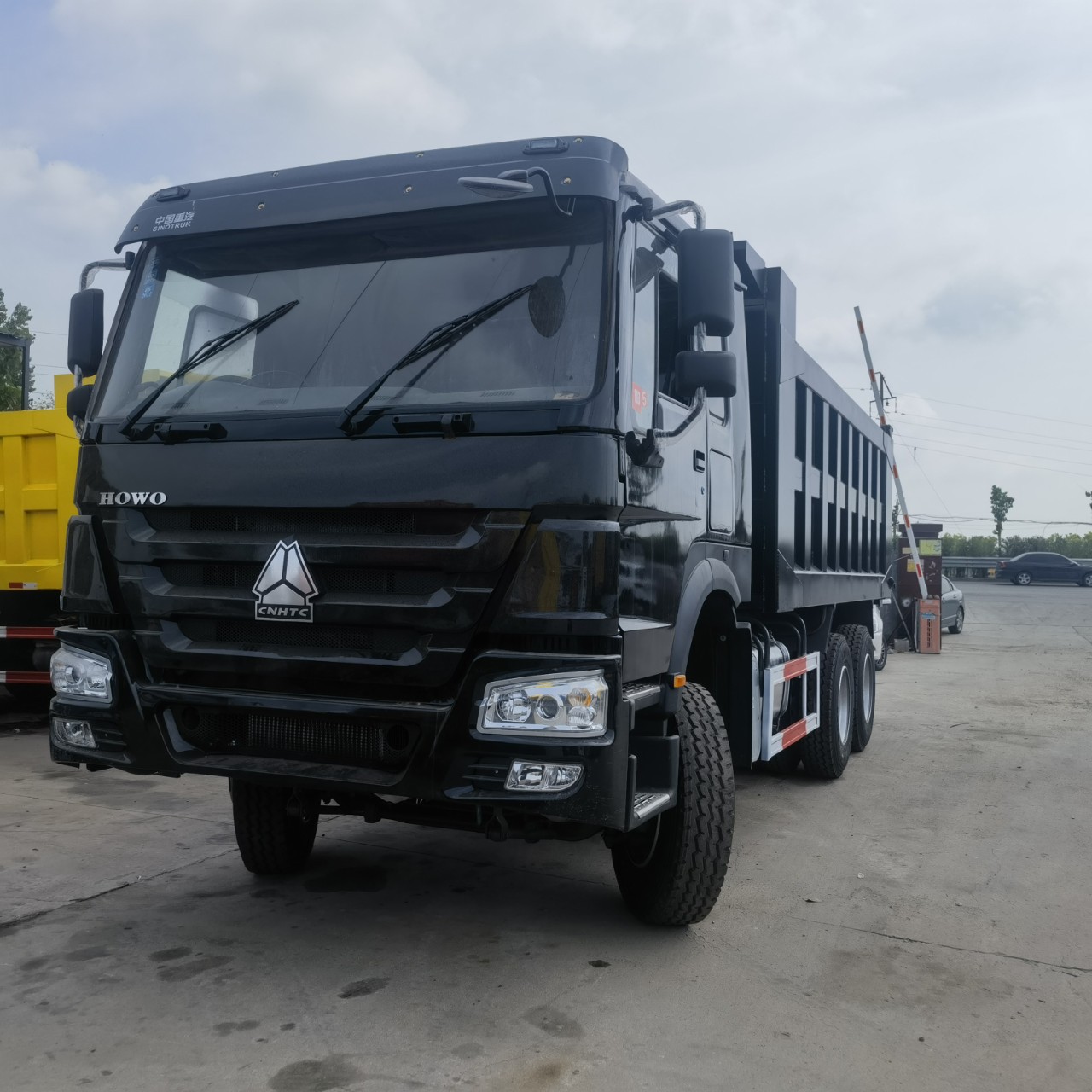 出口非洲二手豪沃自卸车 双桥 10 12 轮矿用翻斗车 howo 371马力