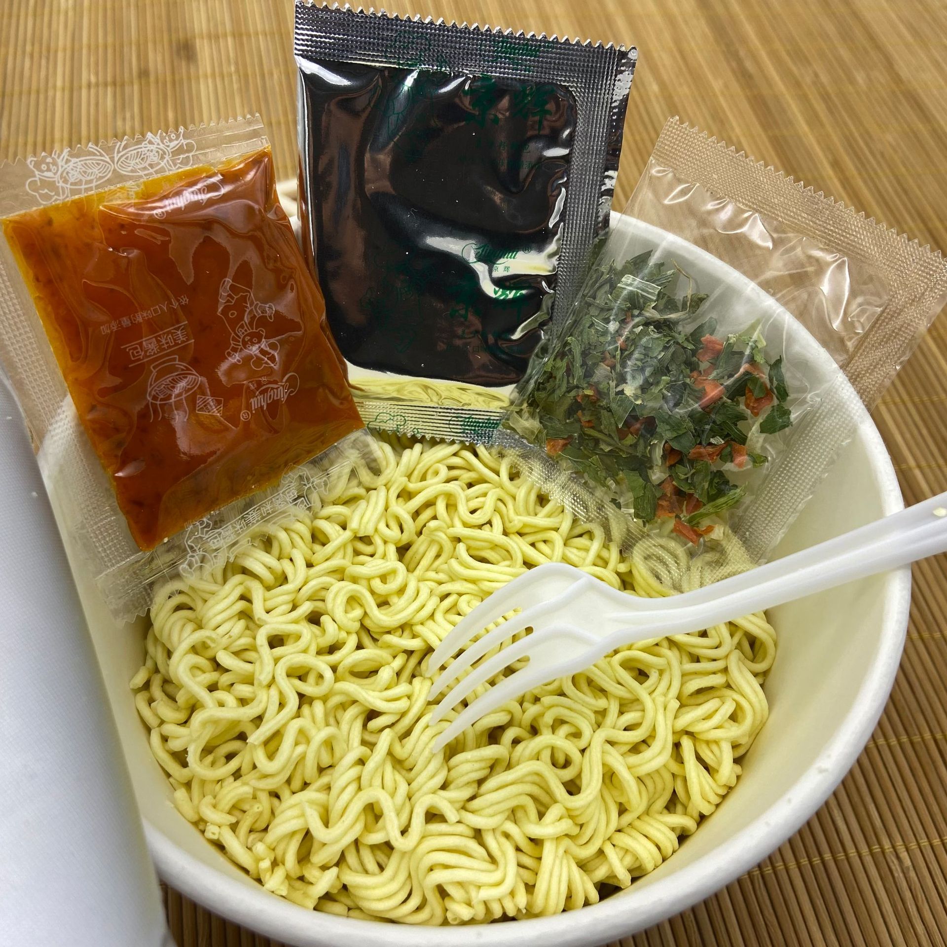 整箱桶装方便面清真食品可混搭批发红烧香辣小鸡炖蘑菇麻辣牛肉面