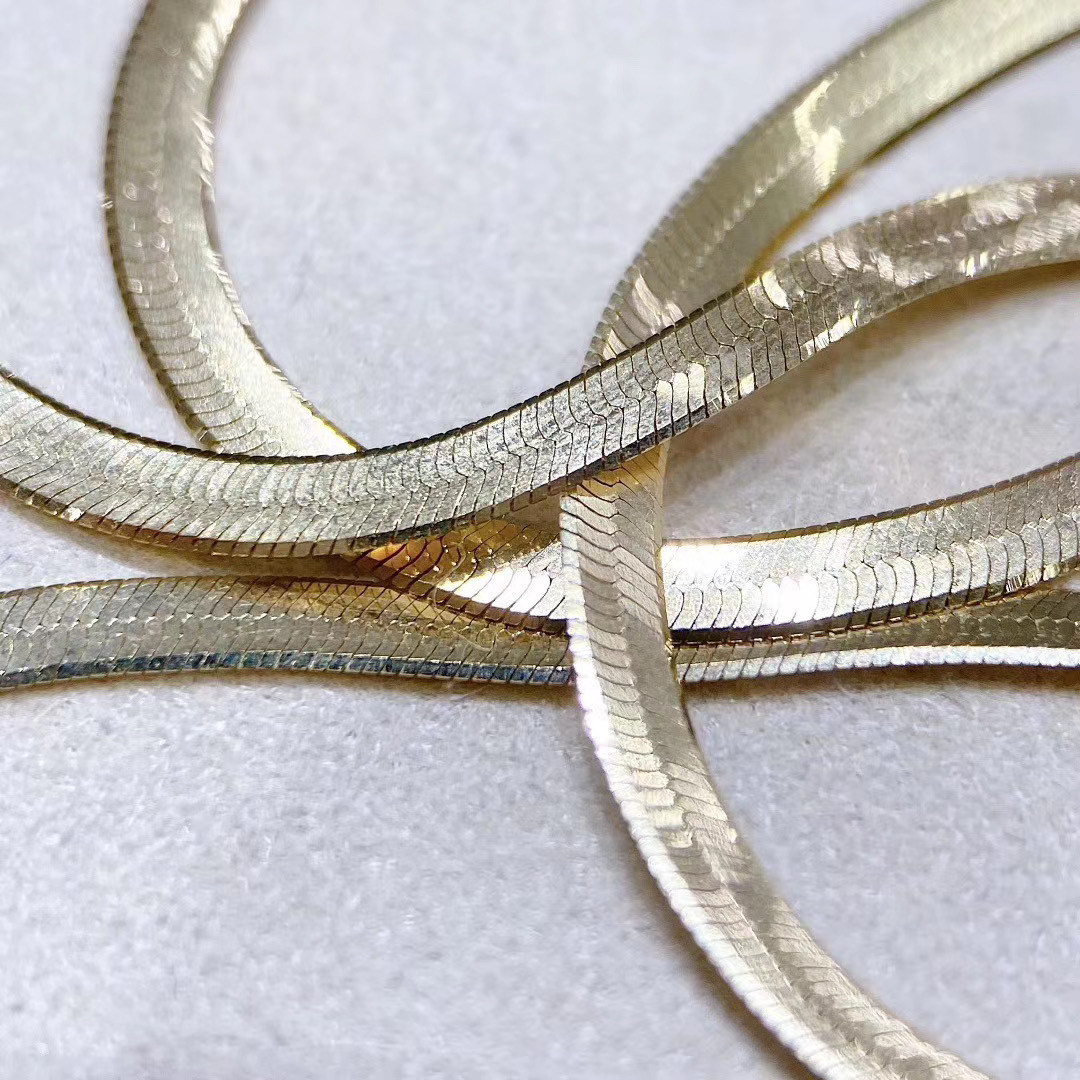 纯18k金扁蛇骨项链简约时髦黄金饰品气质锁骨项链女