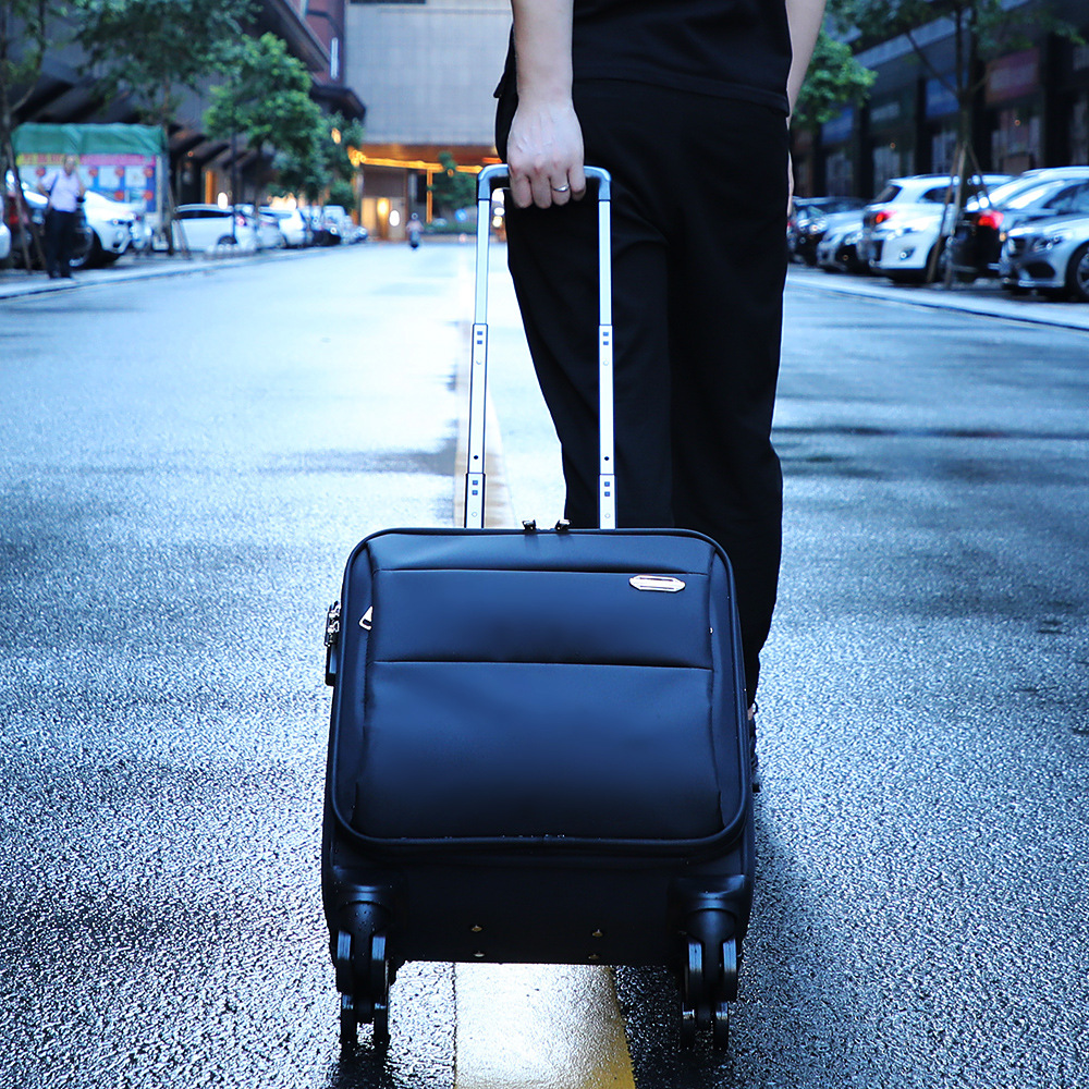 行李箱女上飞机