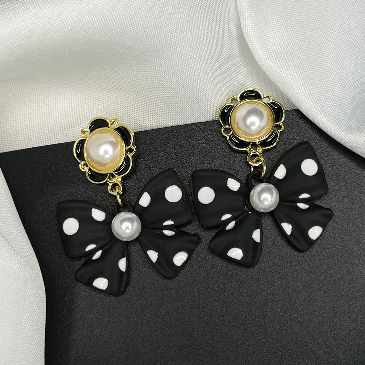 New Graceful and Fashionable Polka Dot Bow Earrings Exquisite High-Grade Pearl Ear Studs Earrings for Women