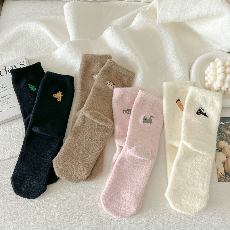 兔子胡萝卜~可爱毛绒袜子女中筒袜秋冬款加厚保暖女生居家睡眠袜