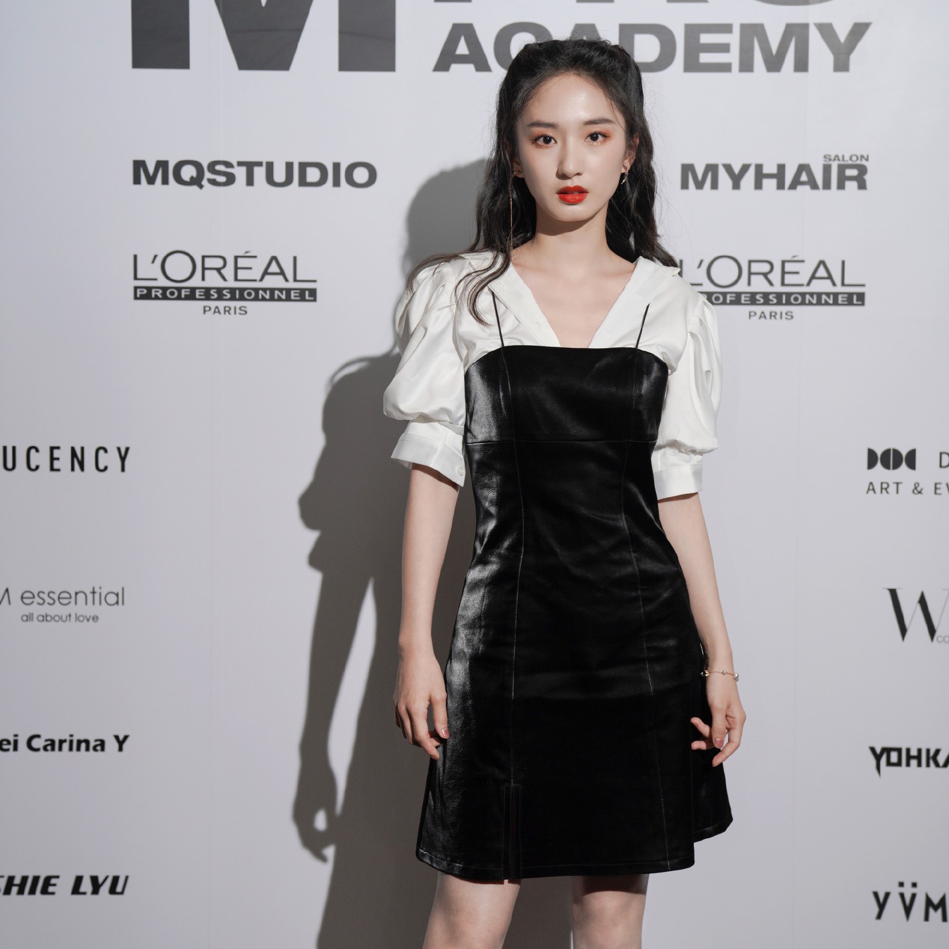 谭盐盐同款黑色吊带连衣裙白色短袖衬衫两件套装2021春