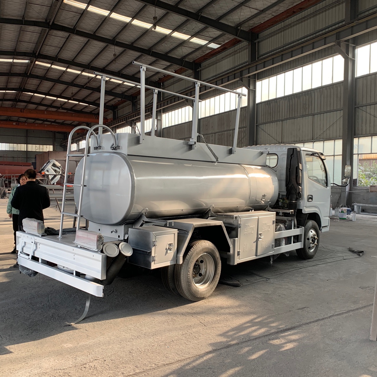 金华国六蓝牌油罐车厂家直销蓝牌国六加油车2吨槽罐车 -机电之家网