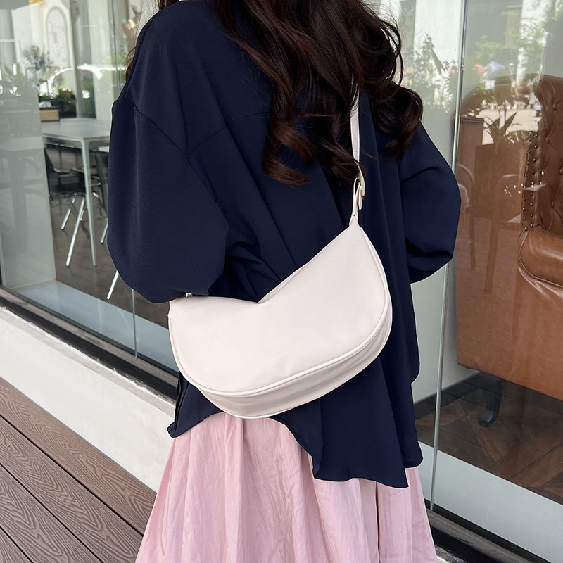 Trendy Texture Large Capacity Dumpling Bag Women's Bag 2024 New Unique One-Shoulder Messenger Bag Solid Color Casual Dumpling Bag