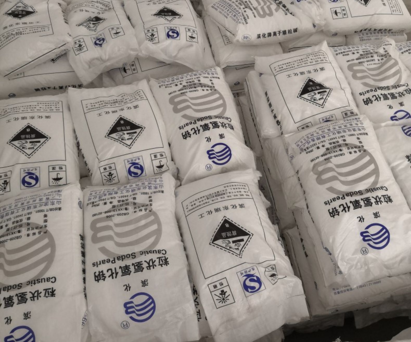 片碱厂家批发99%高含量片状氢氧化钠工业级烧碱污水处理专用片碱