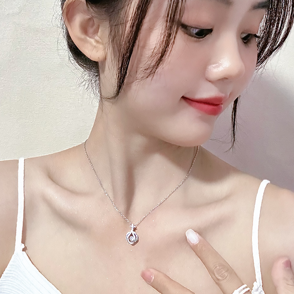 New Light Luxury Yiwu Accessories High-Grade Pendant Niche Design Clavicle Chain Neck Chain Titanium Steel Necklace Ornament Women