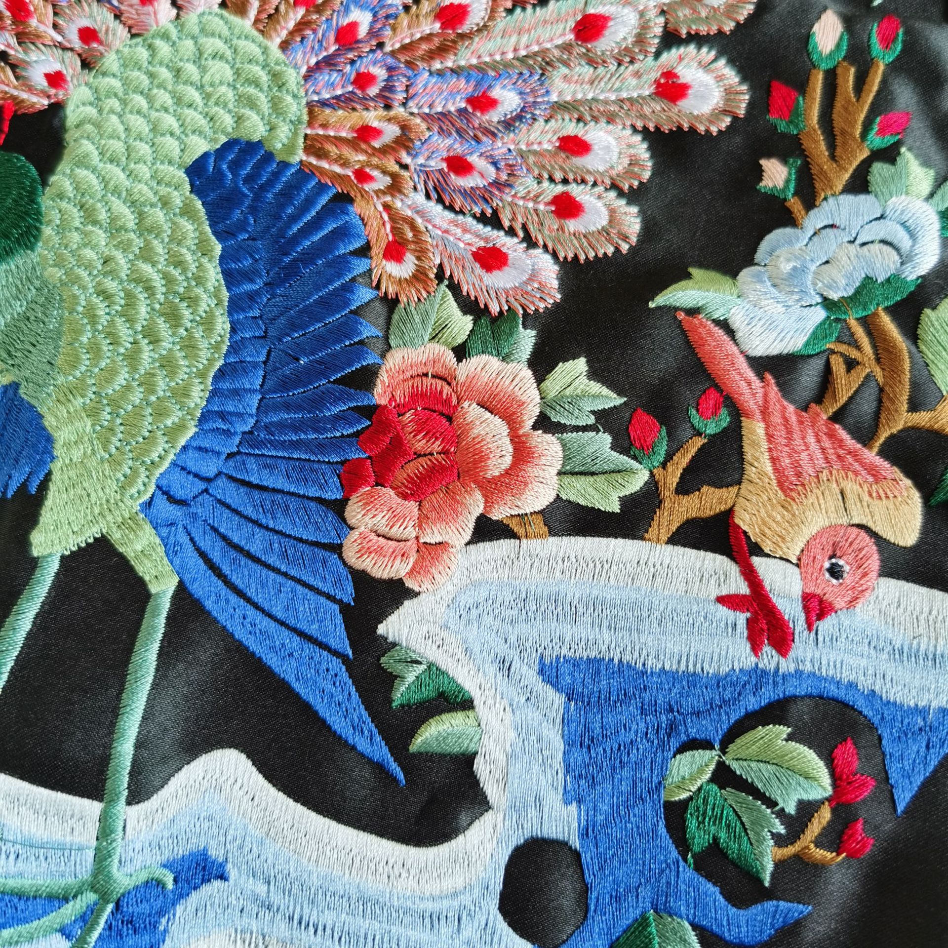 云南昆明民族风重工刺绣生产加工定制机器绣花订做大面积工业机绣