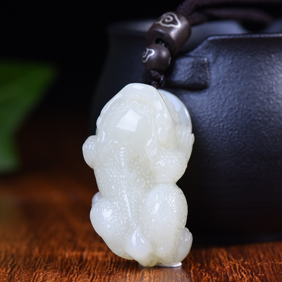 新疆和田玉金钱貔貅吊坠白玉招财貔貅项链玉坠男女