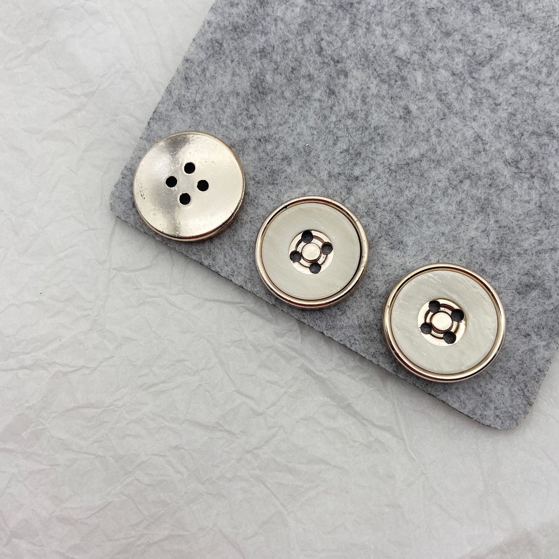 厂家批发塑料镀金双拼纽扣 圆形四眼组合扣 男士大衣风衣西服扣子