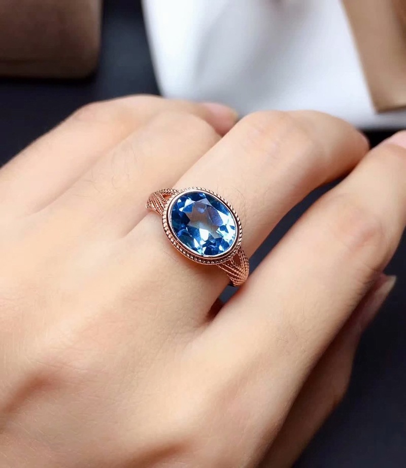 瑞士蓝天然托帕石戒指女925纯银镀金蓝色宝石无爪包镶开口闪亮