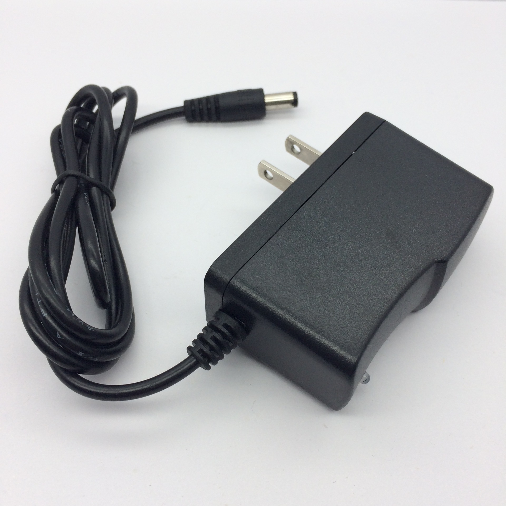 4v1a锂电池充电器 恒流恒压方案充满转绿灯8.4v1a电池充电器