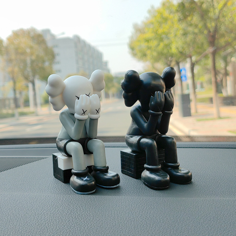 汽车摆件kaws考斯高档车载手办卡通男士公仔网红中控台装饰品可爱