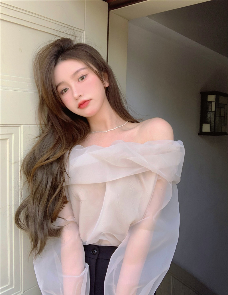 露肩一字领接拼薄纱设计甜美长袖衬衣
