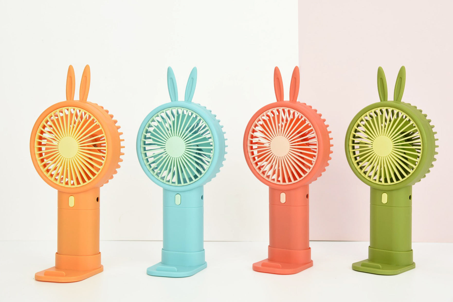 礼品批发夏季新款手持卡通迷你小风扇 桌面手机支架静音充电风扇