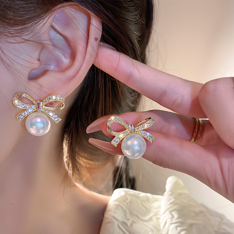 925 Silver Needle Light Luxury Hot Girl Pearl Stud Earrings Elegance Retro Flashing Earrings Female High Sense Personalized Earrings Wholesale