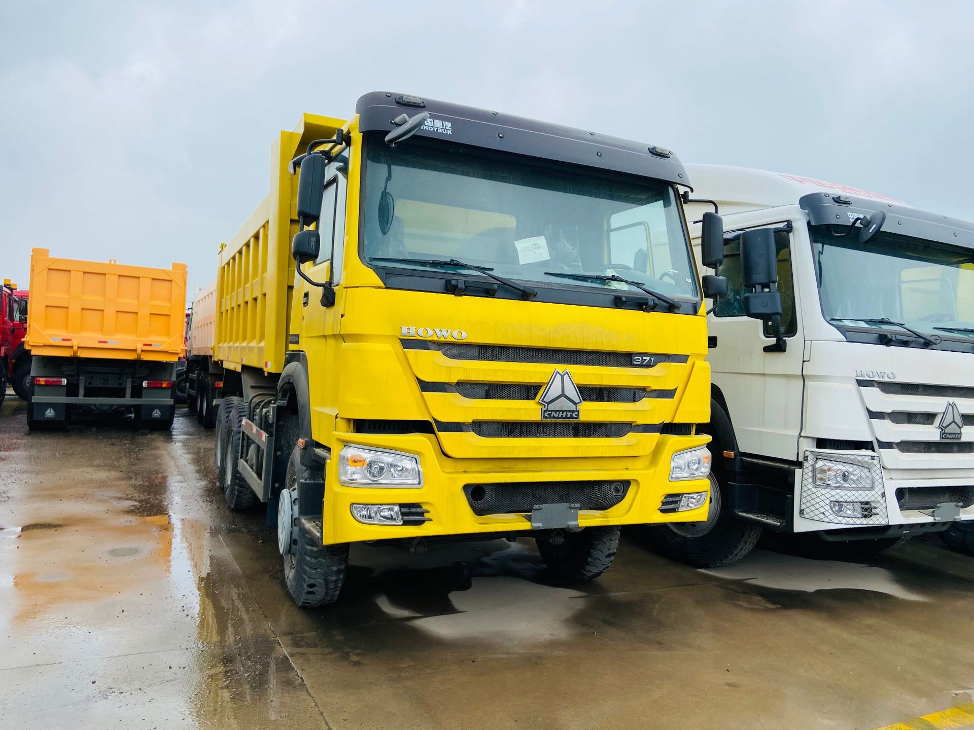 代理出口中国重汽豪沃库存自卸车翻斗车18953179828