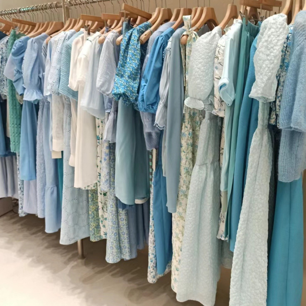 广州十三行森马撤柜法式碎花连衣裙夏女高级感喇叭袖裙子批发货源